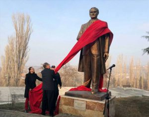 Στα Σκόπια κατέβασαν το άγαλμα του Μέγα Αλέξανδρου και «σήκωσαν» του Κεμάλ Ατατούρκ  