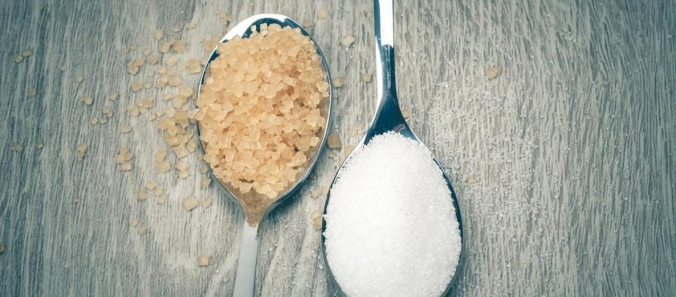Λευκή ή καστανή ζάχαρη; Δείτε ποια είναι τελικά πιο υγιεινή  