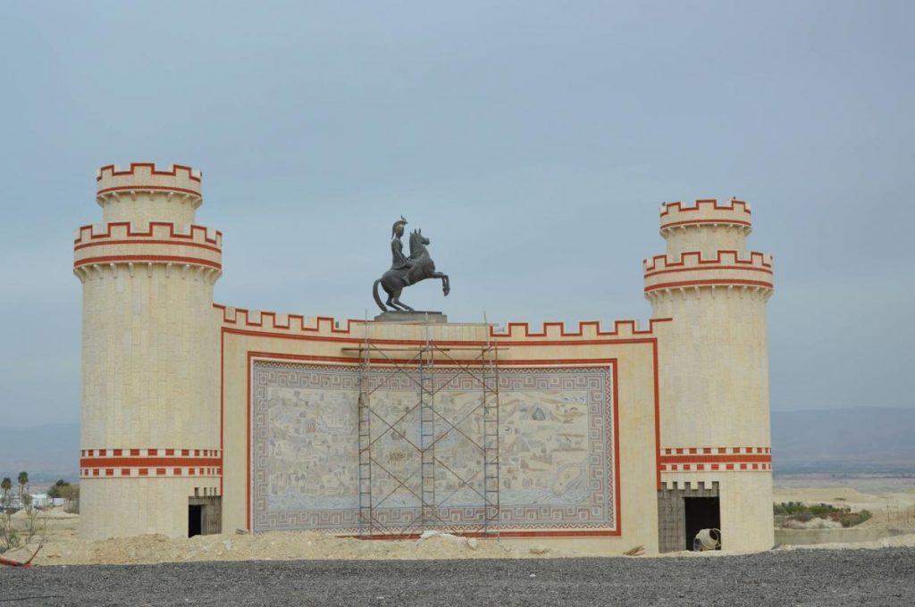 Ο Μέγας Αλέξανδρος στην έρημο του Ιορδάνη – Ο τεραστίων διαστάσεων ανδριάντας του ήρωα στήθηκε από Έλληνα μοναχό  