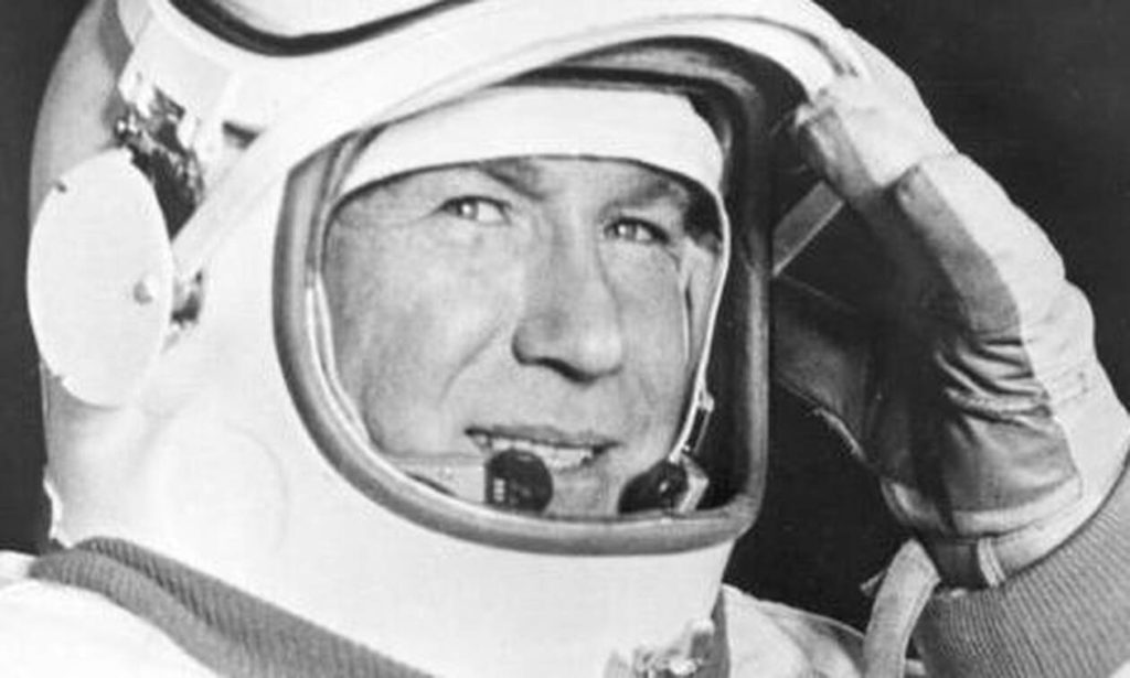 Πέθανε ο κοσμοναύτης Αλεξέι Λεόνοφ, ο πρώτος άνθρωπος που έκανε διαστημικό περίπατο  