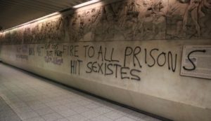 Βανδάλισαν το Μετρό Ακρόπολης με συνθήματα υπέρ των μεταναστών