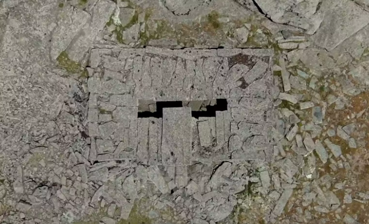 Εύβοια: Το ελληνικό “σπίτι του δράκου” στα 1.365 μέτρα! Ταξίδι στο χρόνο με εικόνες που καθηλώνουν (Βίντεο) 