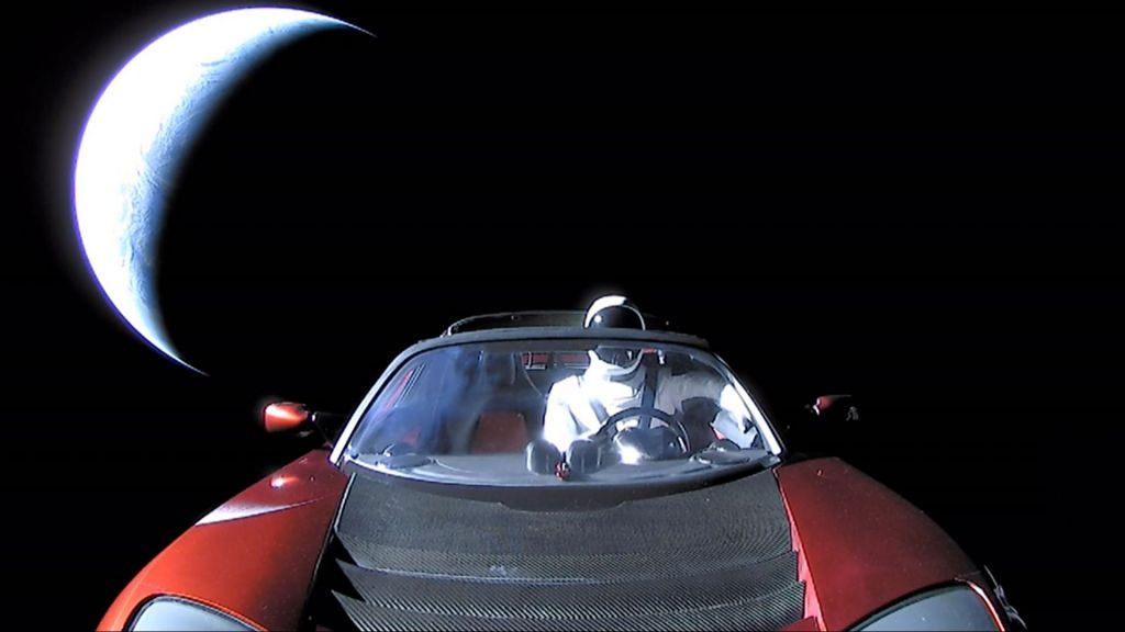 Το κόκκινο Tesla του Έλον Μασκ μόλις προσπέρασε τον Άρη  