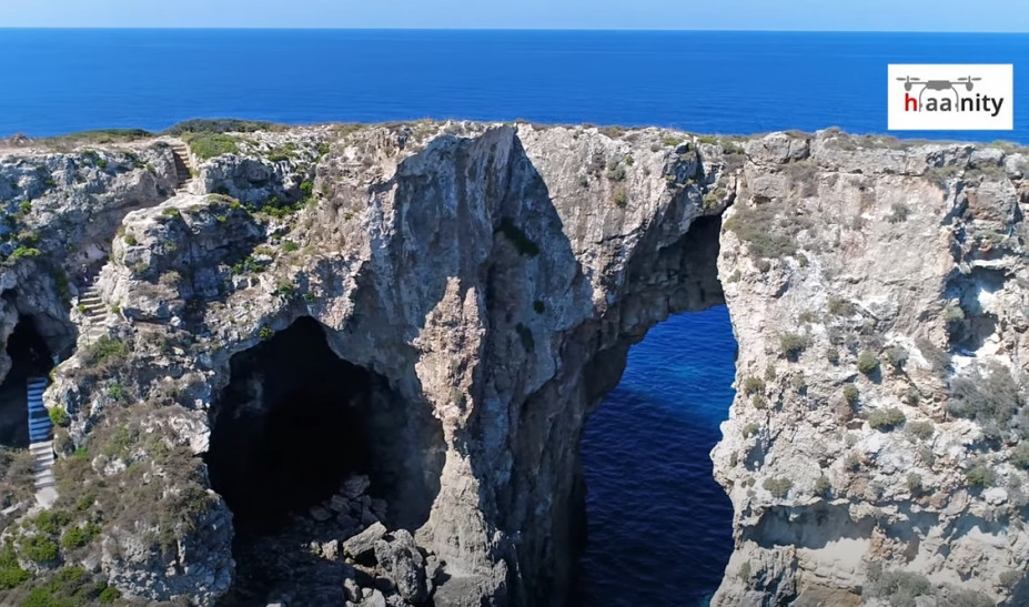 Το "κατακόρυφο" ελληνικό νησί όπου είναι θαμμένοι Γάλλοι και ο ανιψιός Ναπολέοντα  