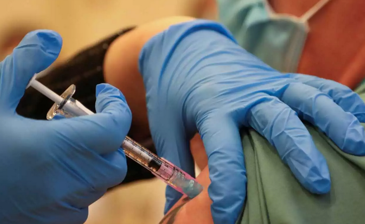 Εμβόλιο Pfizer: Υγειονομικός υπάλληλος εμφάνισε σοβαρή αλλεργική κρίση  