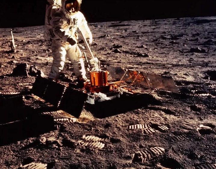 Διάφανος Αστροναύτης: Η προσελήνωση του Apollo 11 είναι τεράστιο ψέμα, λέει κυνηγός εξωγήινων  